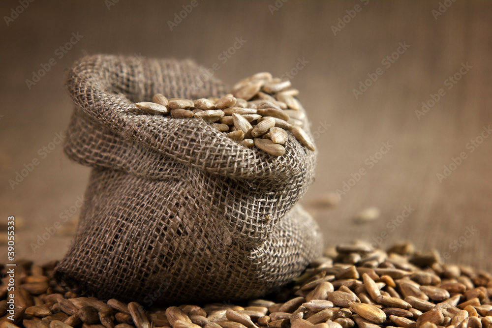 Obraz premium Small burlap sack with seeds