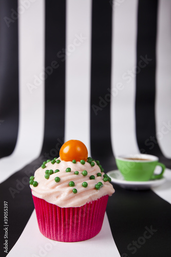 cupcake ciastko z kremem physalis photo