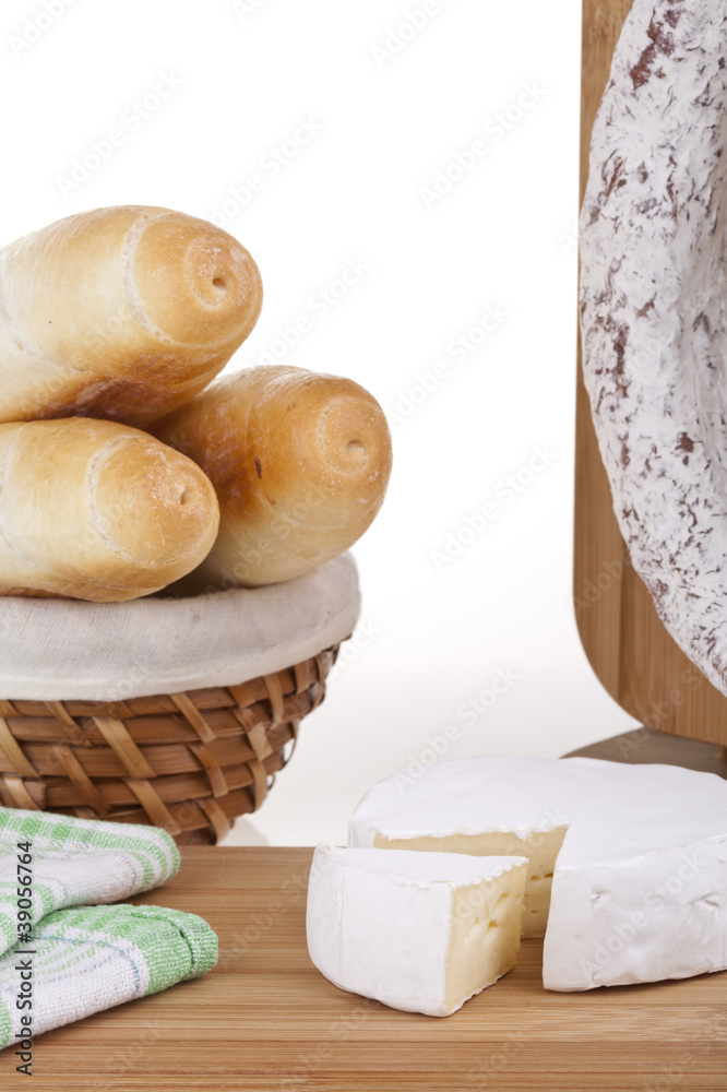 Pyszne śniadanie: ser camembert i salami z bagietką Pyszne śniadanie: ser camembert i salami z bagietką