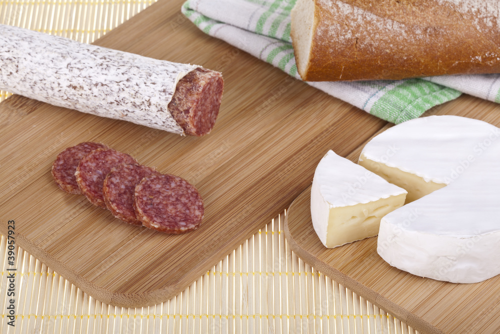Pyszne śniadanie: ser camembert i salami z bagietką Pyszne śniadanie: ser camembert i salami z bagietką