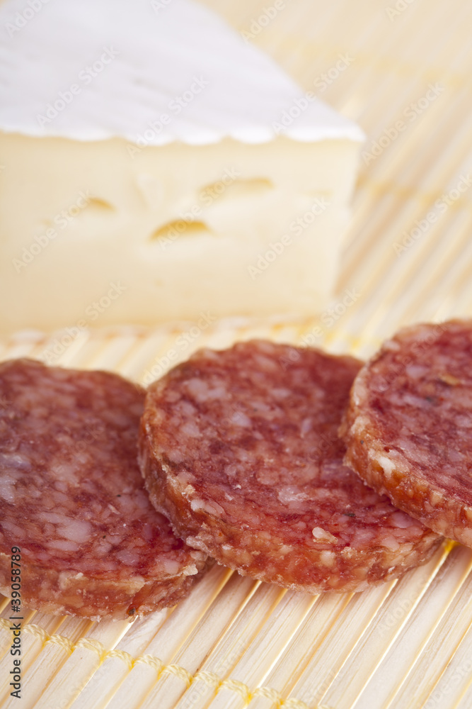 Kiełbasa salami i ser camembert