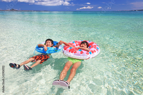 澄んだ美しい海と仲の良い姉弟