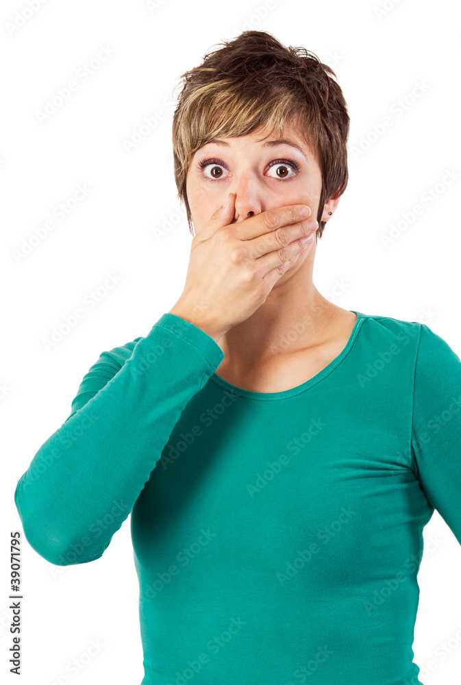 Junge Frau hält sich den Mund zu Junge Frau hält sich den Mund zu