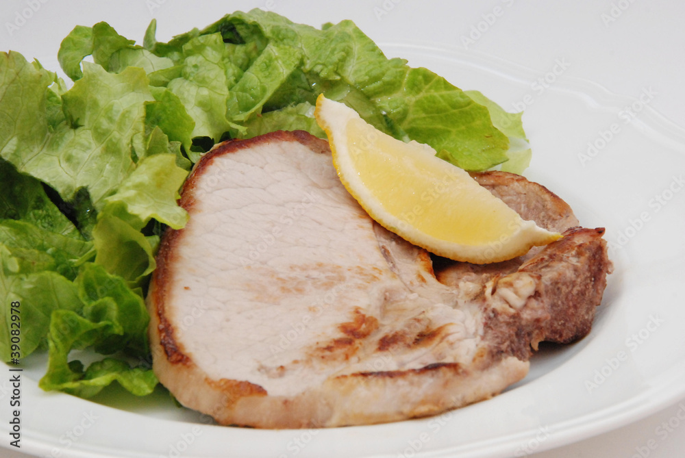 braciole di suino con insalata