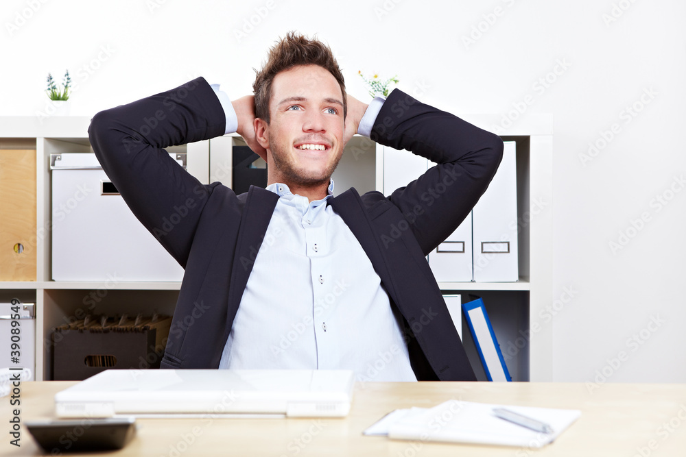 Mann im Büro beim Nachdenken Mann im Büro beim Nachdenken