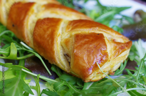 фотографія Feuilleté sur lit de salade