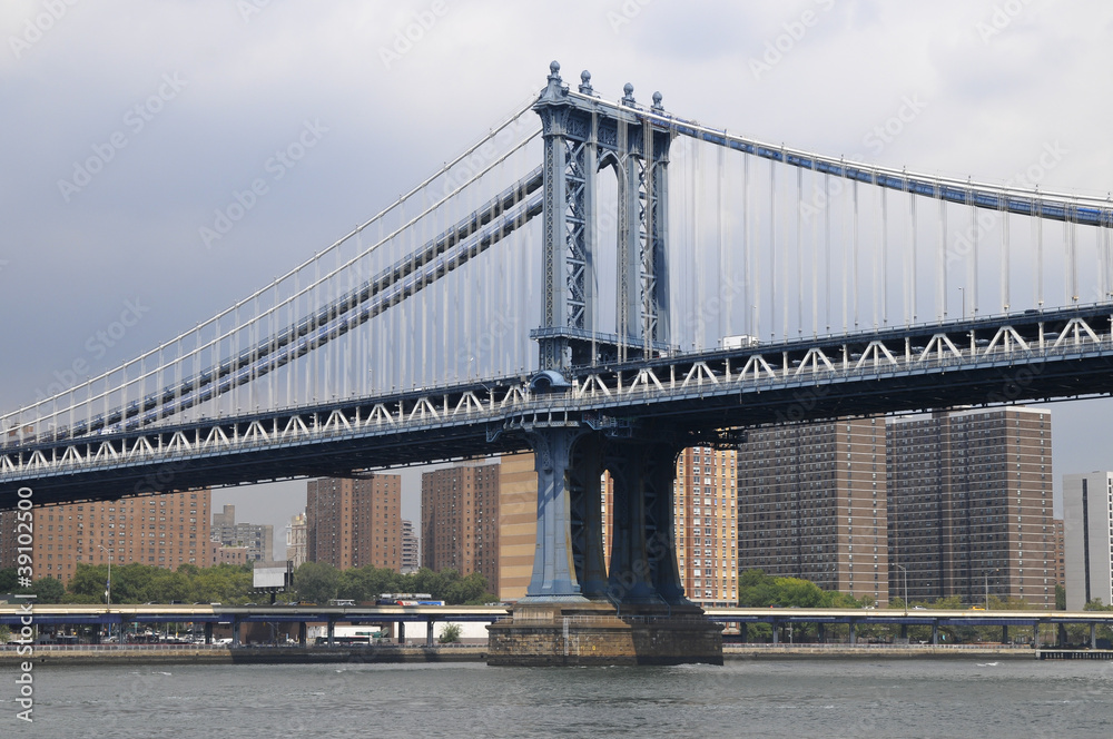 Manhattan Bridge, gesehen vom East River, New York, USA