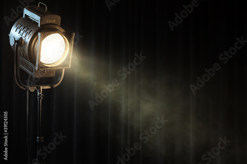 Leinwand Poster Weinlese-Theaterpunktlicht auf schwarzem Vorhang mit Rauche