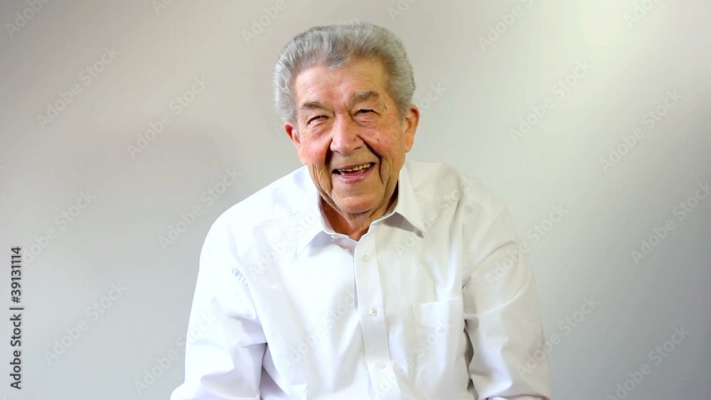 Senior klatscht in die Hände