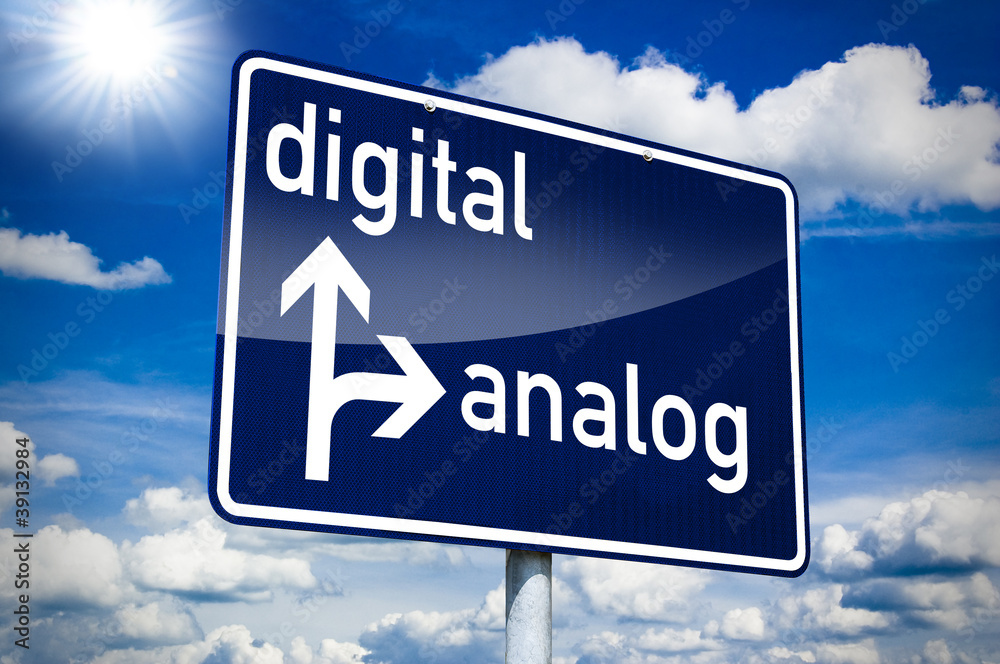 Ortseingangsschild blau mit Digital und Analog Ortseingangsschild blau mit Digital und Analog
