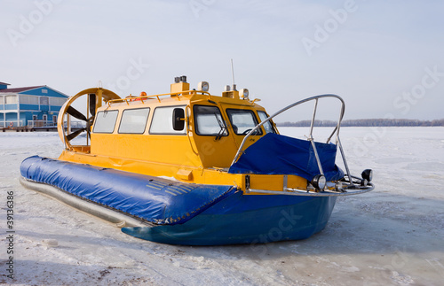 Foto Hovercraft on the bank of a frozen river
