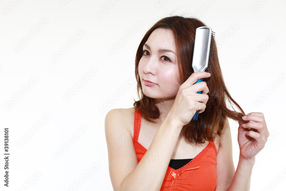 ヘアスタイルを整える女性 ヘアスタイルを整える女性