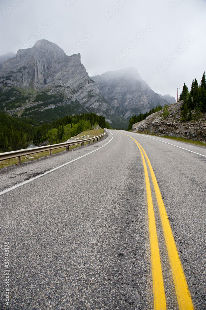 Naklejka premium Highway in Kananaskis Country