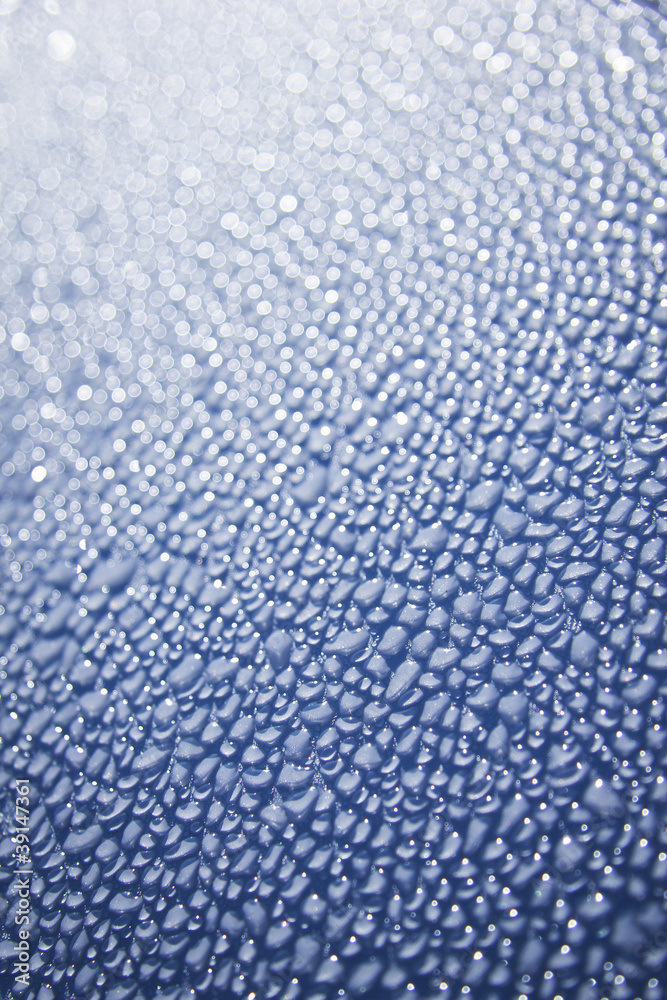 Obraz premium water droplets on blue car background