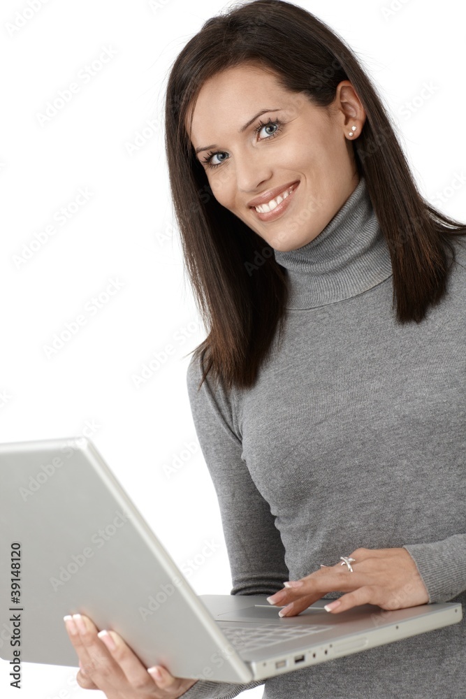 Naklejka premium Smiling attractive woman with laptop