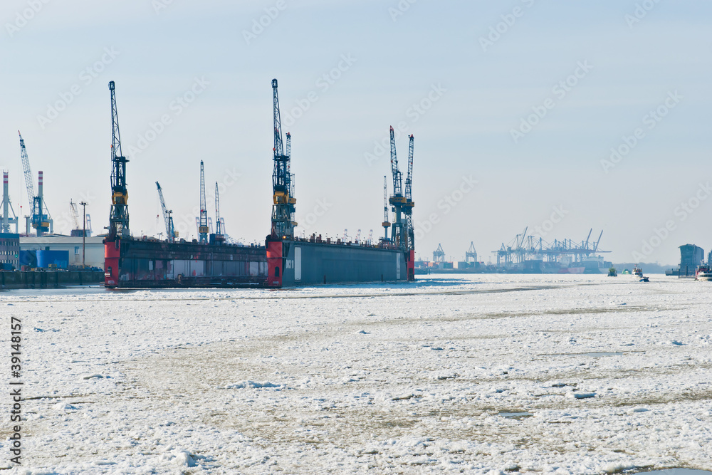 Winter am Hamburger Hafen und auf der Elbe