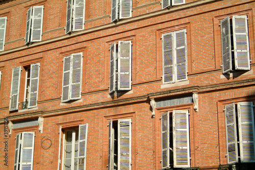 Toulouse, facade d'immeuble en briques roses © Photonbleu