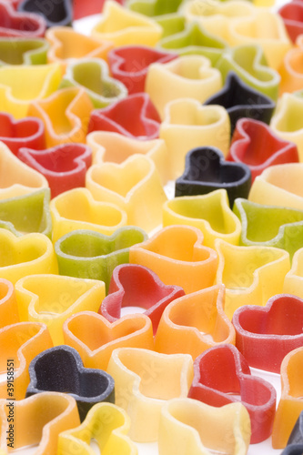 Bunte Nudeln in Herzform