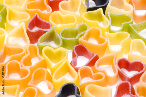 Bunte Nudeln in Herzform