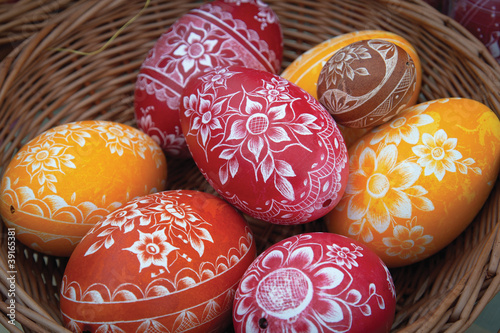 pisanki na Wielkanoc, zdjęcie malowanych pisanek, symbol świąt, wiosenna sceneria