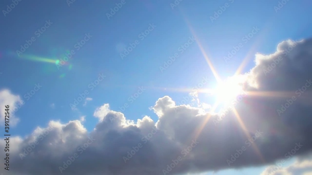 Sonnenstrahlen und Wolken