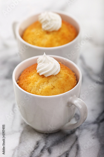 Cupcakes in der Tasse gebacken und mit Sahne verziert