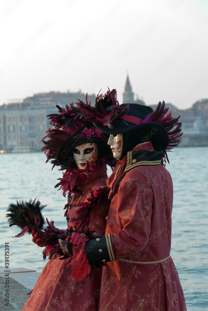 Carnaval de Venise masque couple plumes