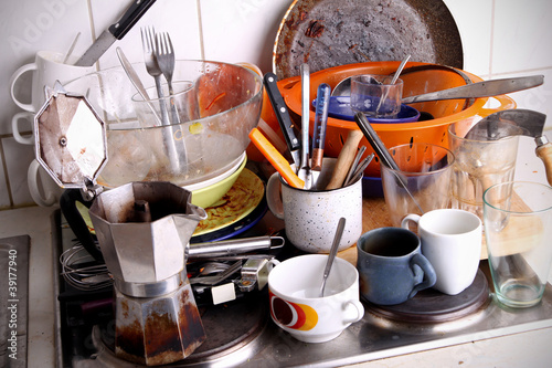 Ansammlung von dreckigem Geschirr