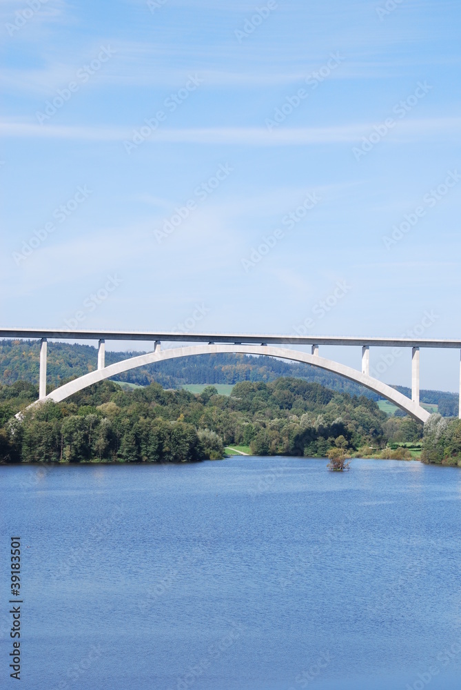 Fototapeta premium Eisenbahnbrücke am See