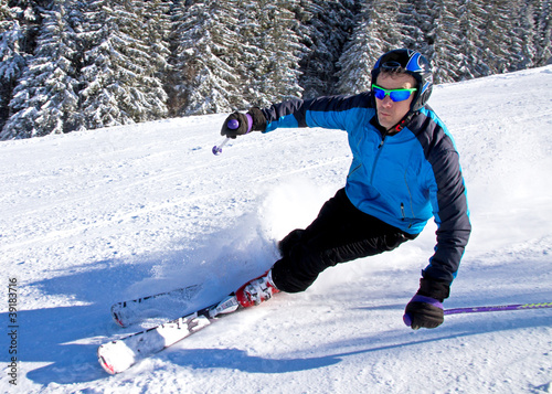 Skifahrer beim carven