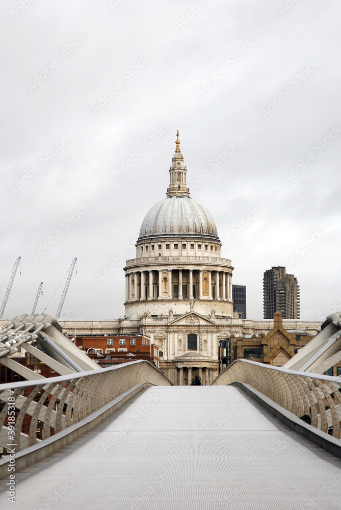 Fototapeta premium St Paul's Cathedral and Millennium Bridge