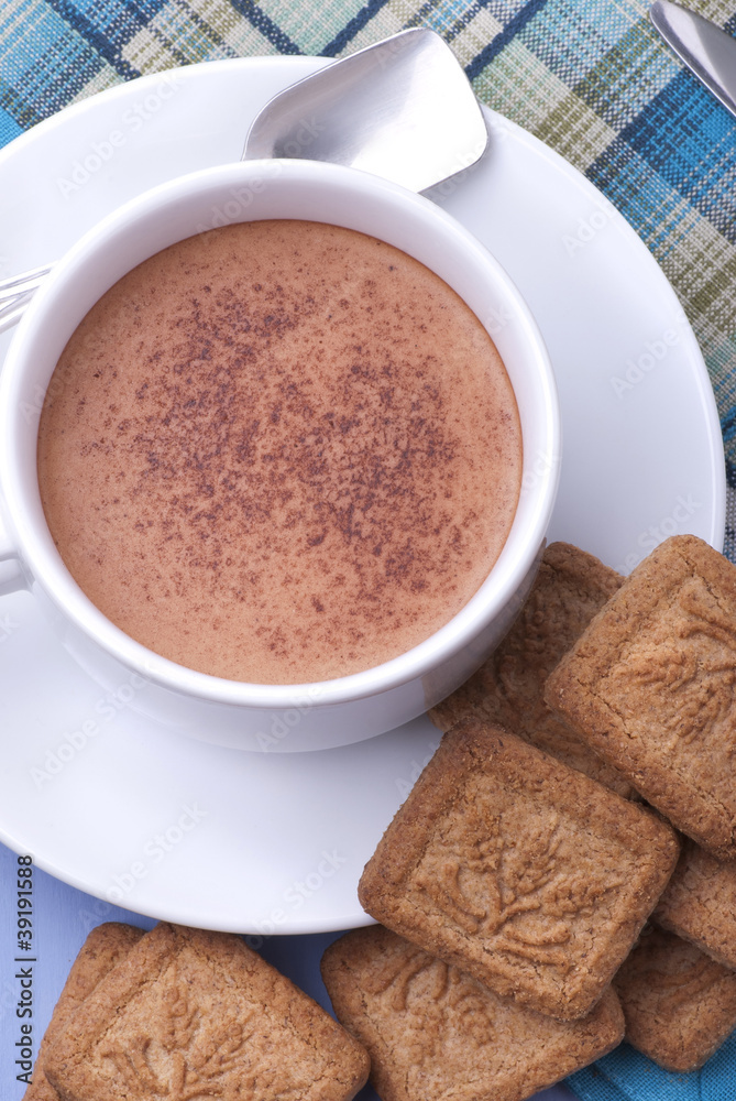 tazza di latte con cacao e biscotti Stock Photo | Adobe Stock