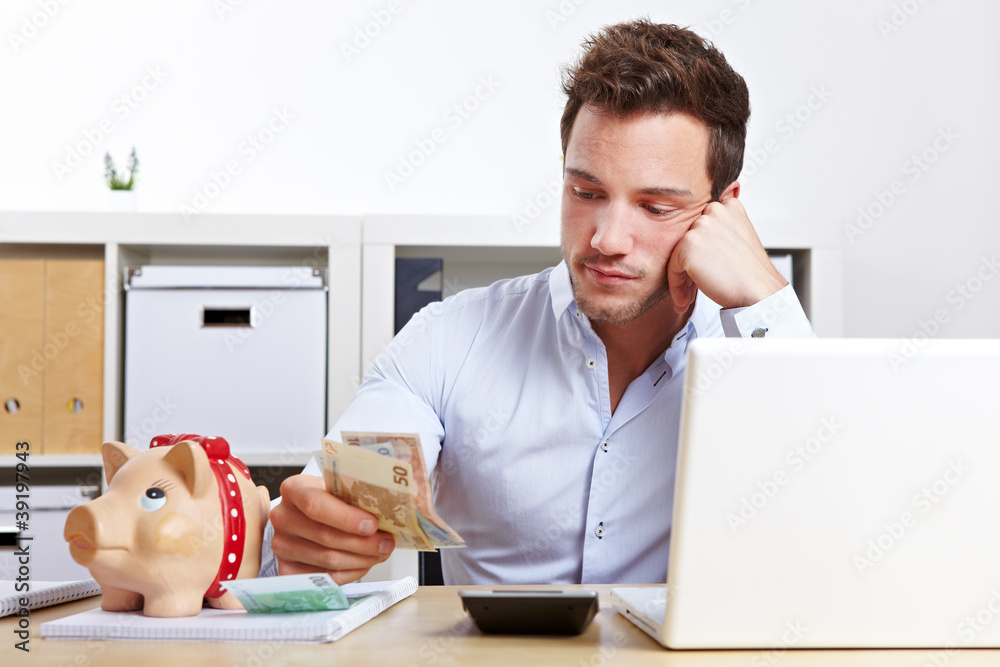 Mann mit Sparschwein und Geldscheinen Stock Photo | Adobe Stock