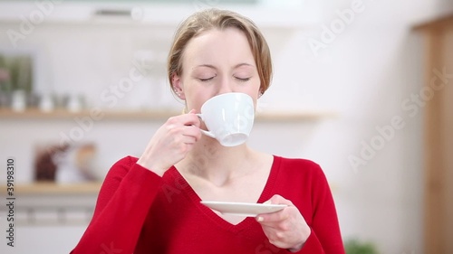 junge frau geniesst ihren kaffee