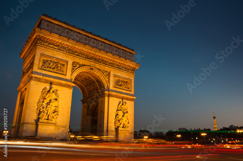 arc de triomphe de nuit à Paris