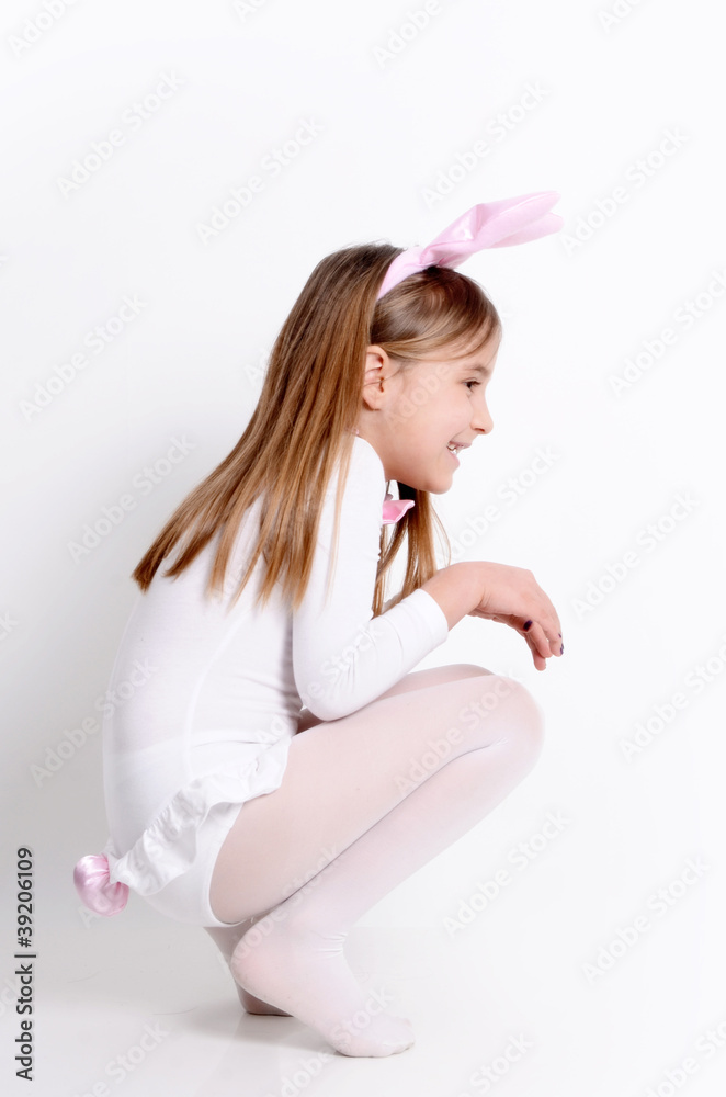Mädchen hoppelt im Hasenkostüm Stock Photo | Adobe Stock