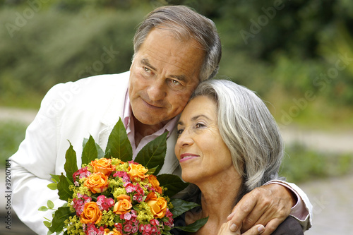 Älteres Paar im Garten