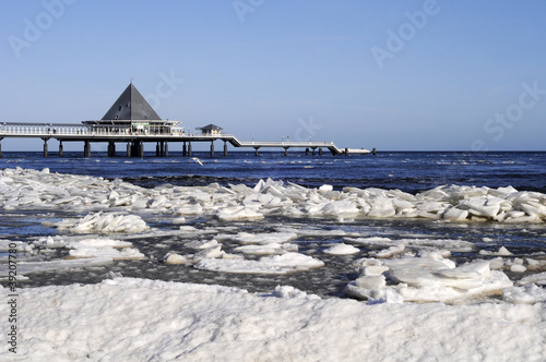 Canvas Print Ostsee im Winter mit Seebrücke am Meer