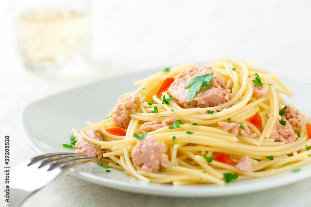 Spaghetti with Tuna, Parsley and Tomato Spaghetti with Tuna, Parsley and Tomato