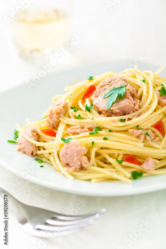 Spaghetti with Tuna, Parsley and Tomato