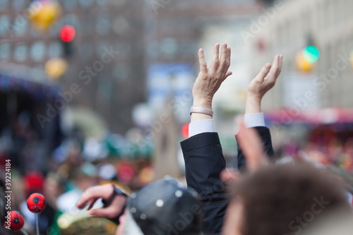 erhobene Hände im Karneval