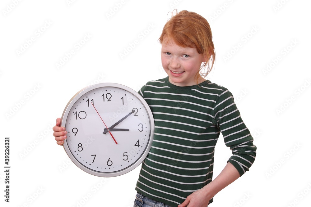 Rothaariges Mädchen mit großer Uhr