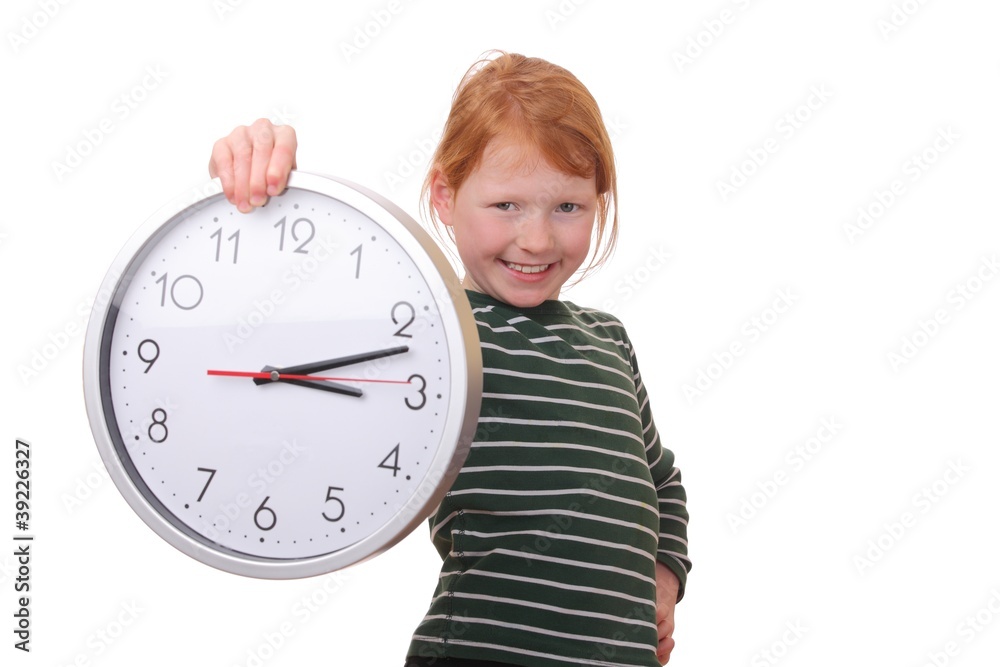 Rothaariges Mädchen zeigt eine große Uhr Rothaariges Mädchen zeigt eine große Uhr