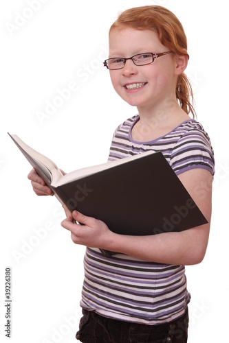 Junges Mädchen liest ein Buch