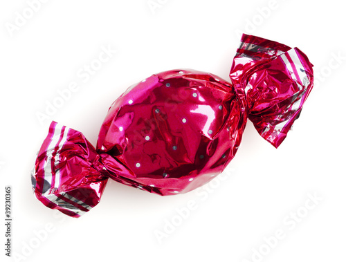 Foto Bonbon in pinkfarbenem Wickler isoliert