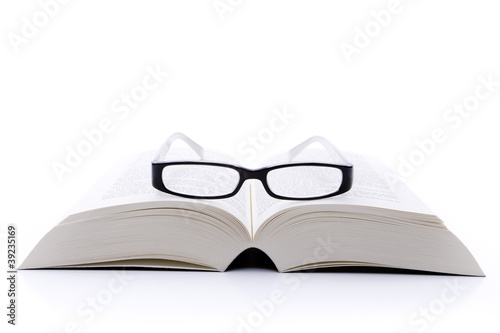 Lesebrille auf  Buch