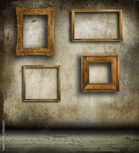parete grunge con cornici vintage