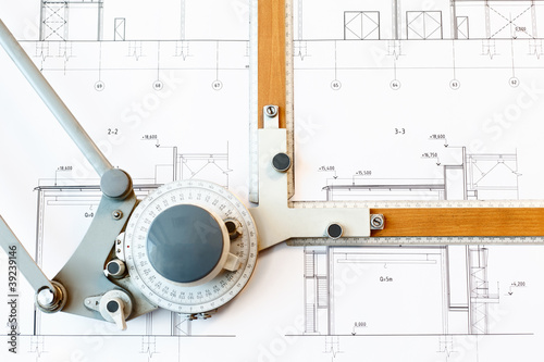 Fotografie Old-fashioned drawing board with white project blueprint