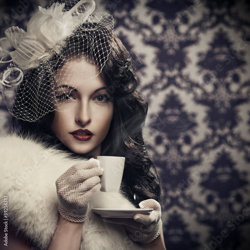 Fototapeta Młoda piękna retro dama pije kawę