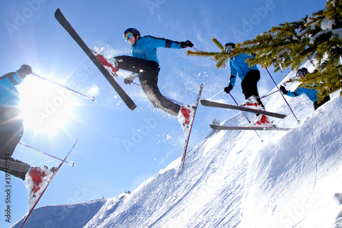 Skisprungserie im Gegenlicht
